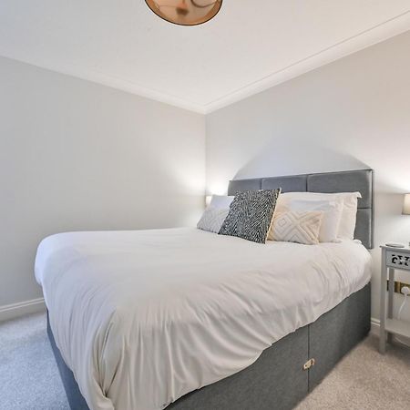 Canford Cliffs Top Floor Sandbanks Apartment With Free Parking Just Minutes From The Beach And Bars מראה חיצוני תמונה