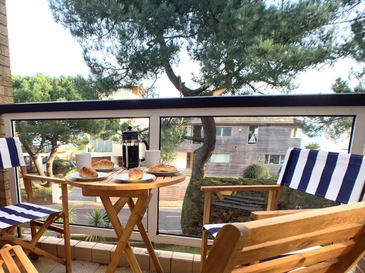 Canford Cliffs Top Floor Sandbanks Apartment With Free Parking Just Minutes From The Beach And Bars מראה חיצוני תמונה