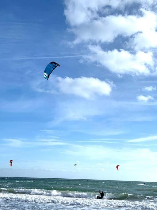 Canford Cliffs Top Floor Sandbanks Apartment With Free Parking Just Minutes From The Beach And Bars מראה חיצוני תמונה