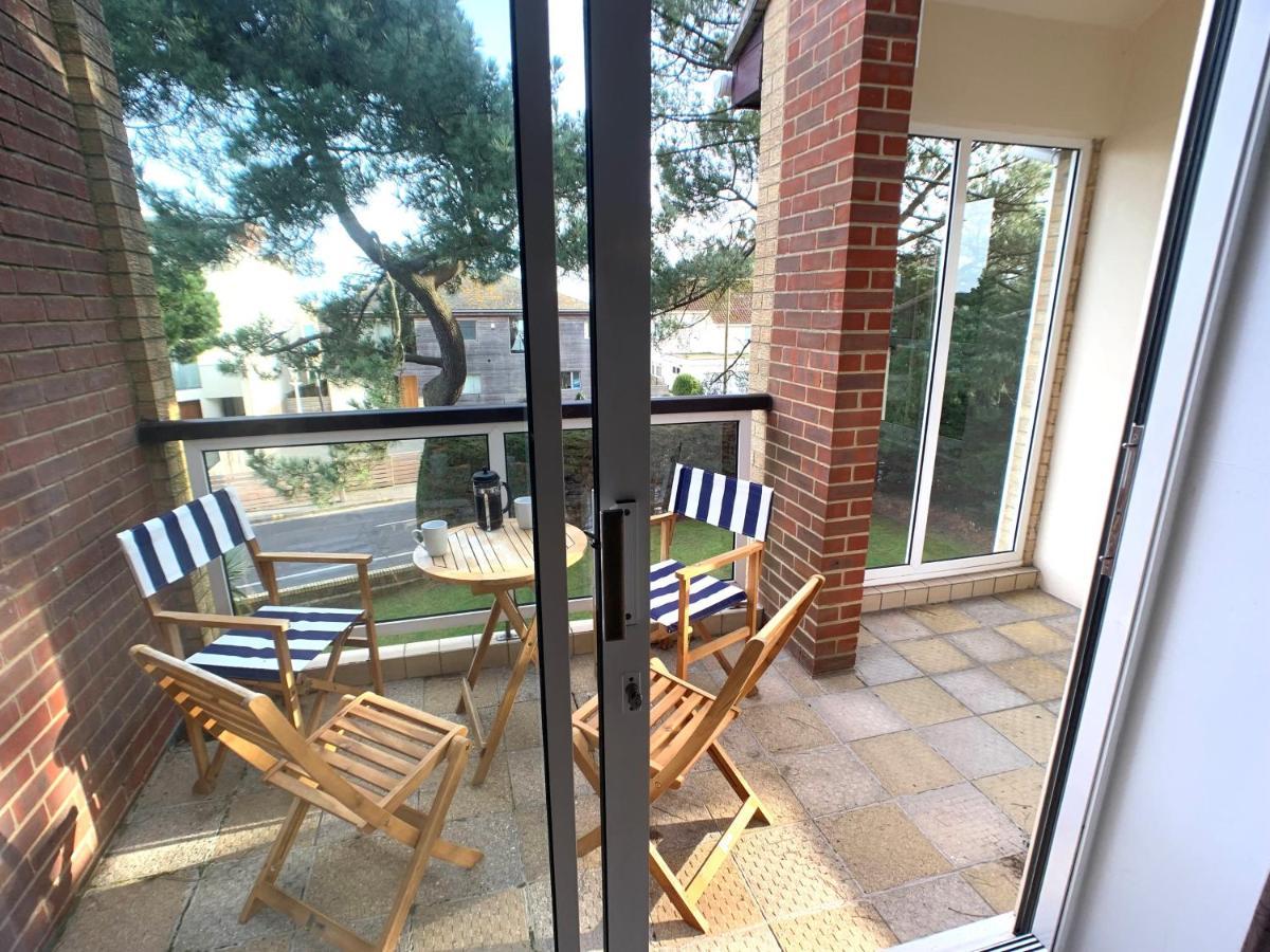 Canford Cliffs Top Floor Sandbanks Apartment With Free Parking Just Minutes From The Beach And Bars מראה חיצוני תמונה
