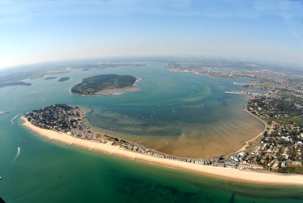 Canford Cliffs Top Floor Sandbanks Apartment With Free Parking Just Minutes From The Beach And Bars מראה חיצוני תמונה