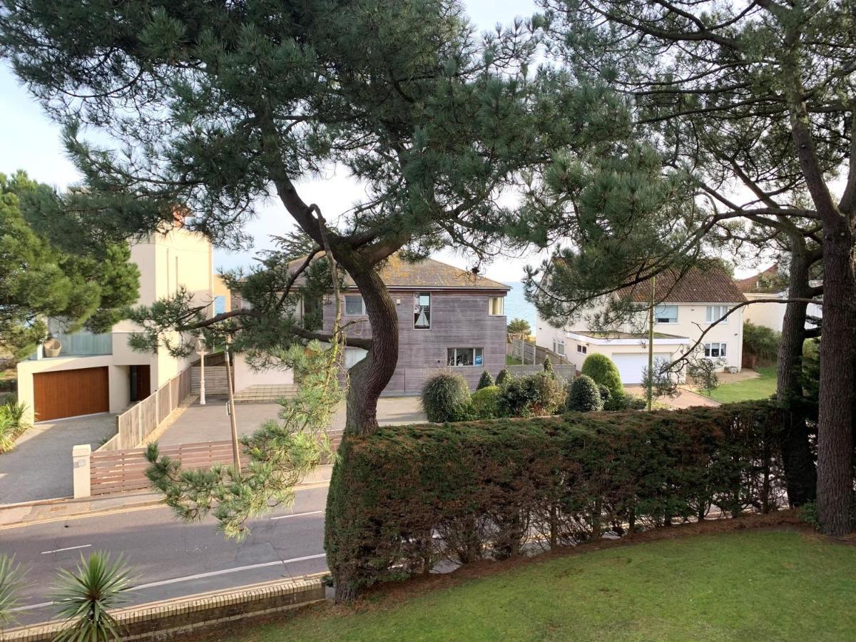Canford Cliffs Top Floor Sandbanks Apartment With Free Parking Just Minutes From The Beach And Bars מראה חיצוני תמונה