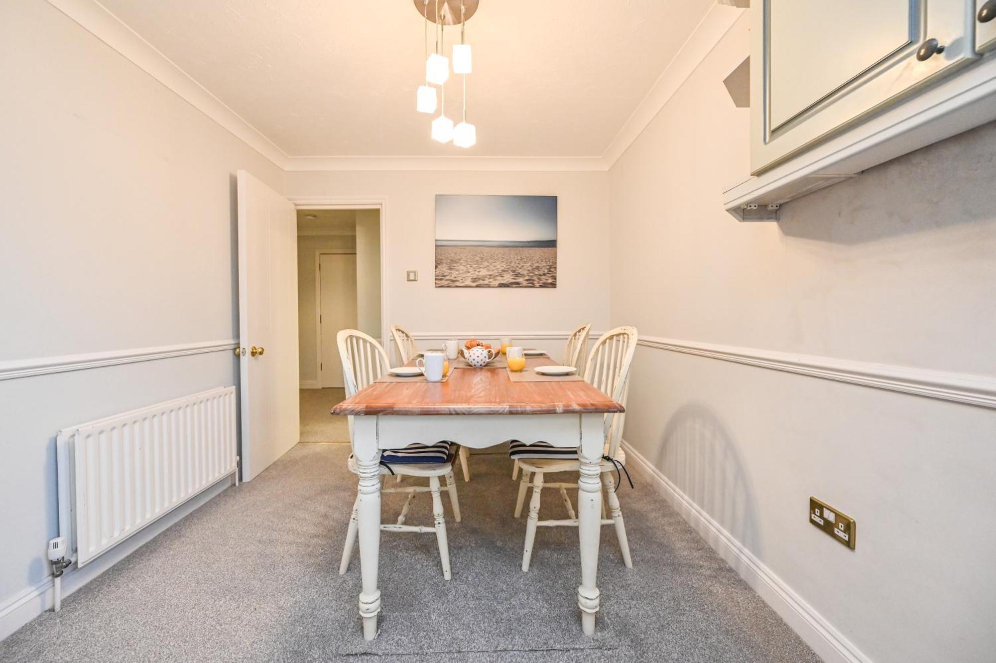 Canford Cliffs Top Floor Sandbanks Apartment With Free Parking Just Minutes From The Beach And Bars מראה חיצוני תמונה