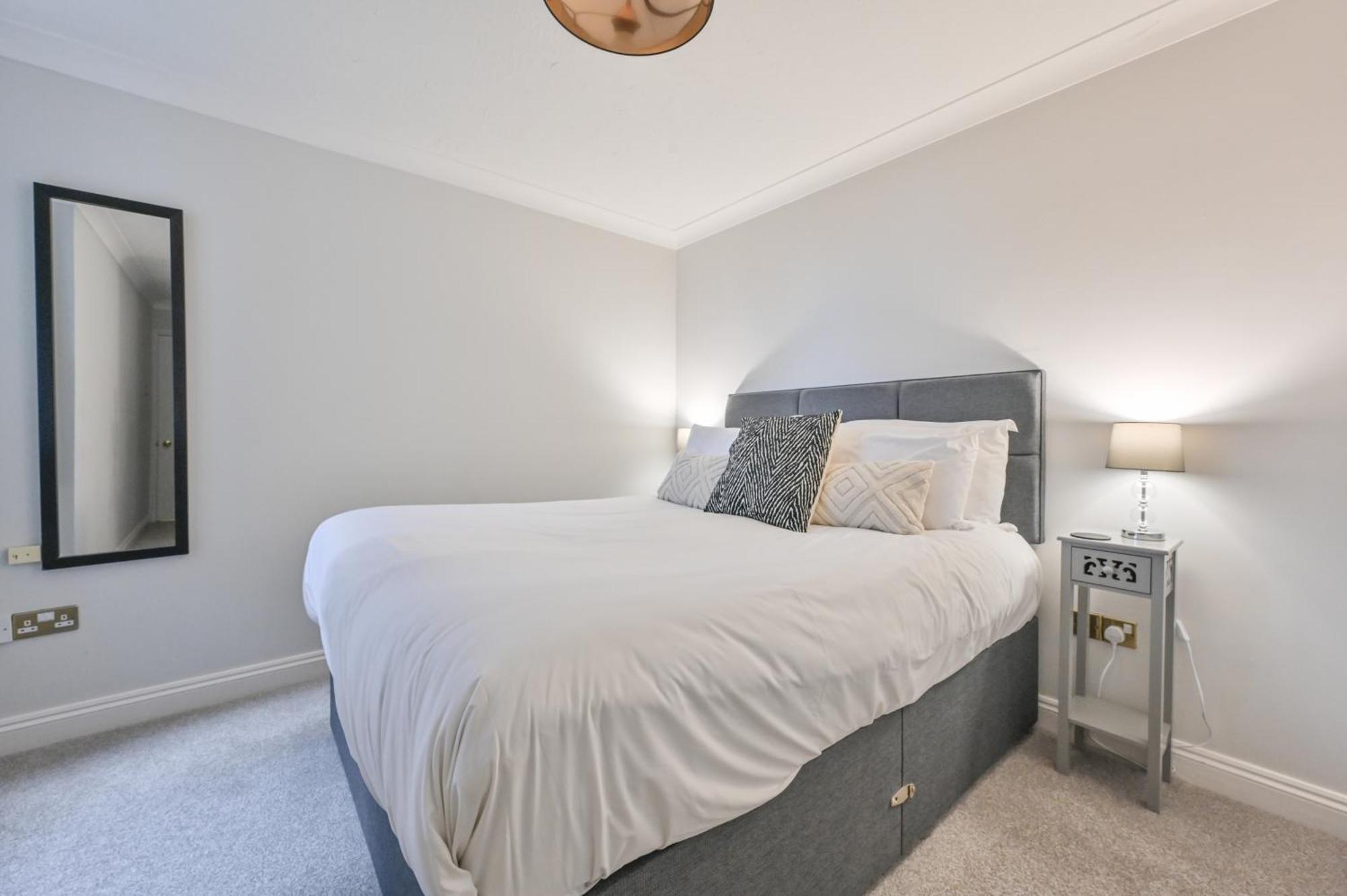 Canford Cliffs Top Floor Sandbanks Apartment With Free Parking Just Minutes From The Beach And Bars מראה חיצוני תמונה