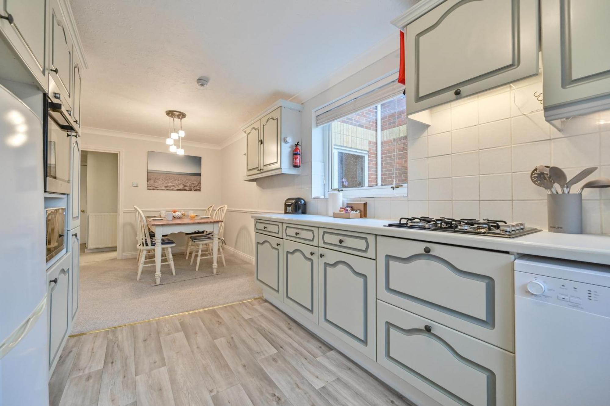 Canford Cliffs Top Floor Sandbanks Apartment With Free Parking Just Minutes From The Beach And Bars מראה חיצוני תמונה