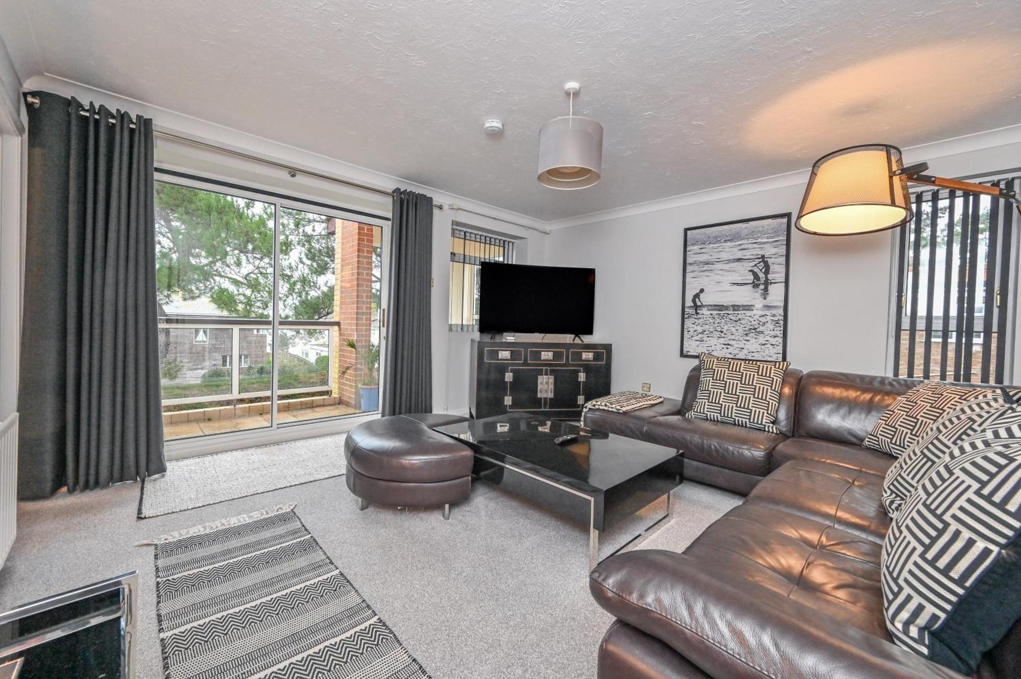 Canford Cliffs Top Floor Sandbanks Apartment With Free Parking Just Minutes From The Beach And Bars מראה חיצוני תמונה
