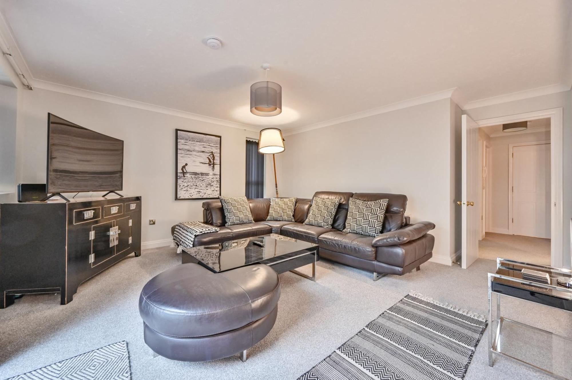 Canford Cliffs Top Floor Sandbanks Apartment With Free Parking Just Minutes From The Beach And Bars מראה חיצוני תמונה