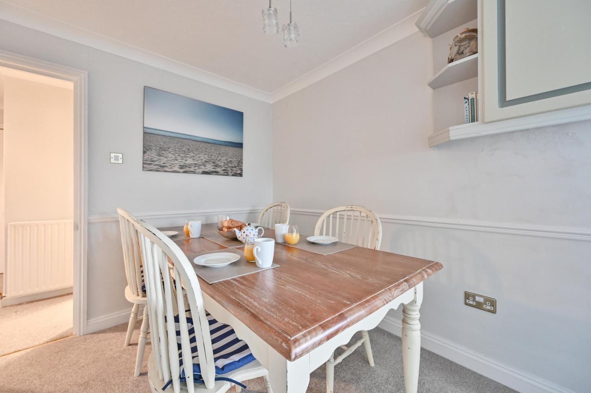 Canford Cliffs Top Floor Sandbanks Apartment With Free Parking Just Minutes From The Beach And Bars מראה חיצוני תמונה
