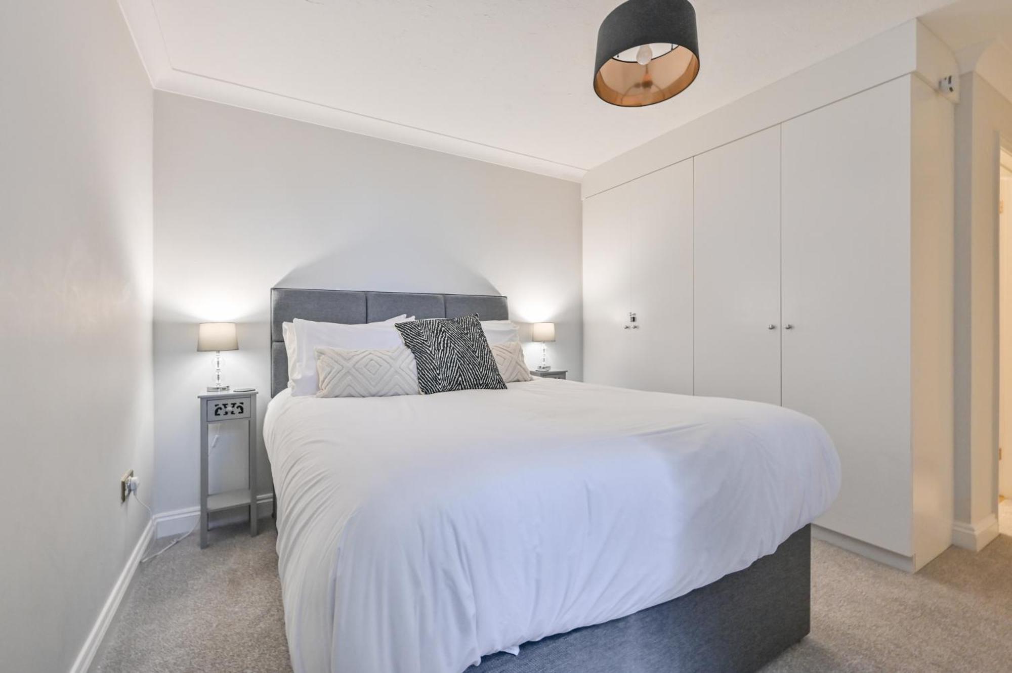 Canford Cliffs Top Floor Sandbanks Apartment With Free Parking Just Minutes From The Beach And Bars מראה חיצוני תמונה