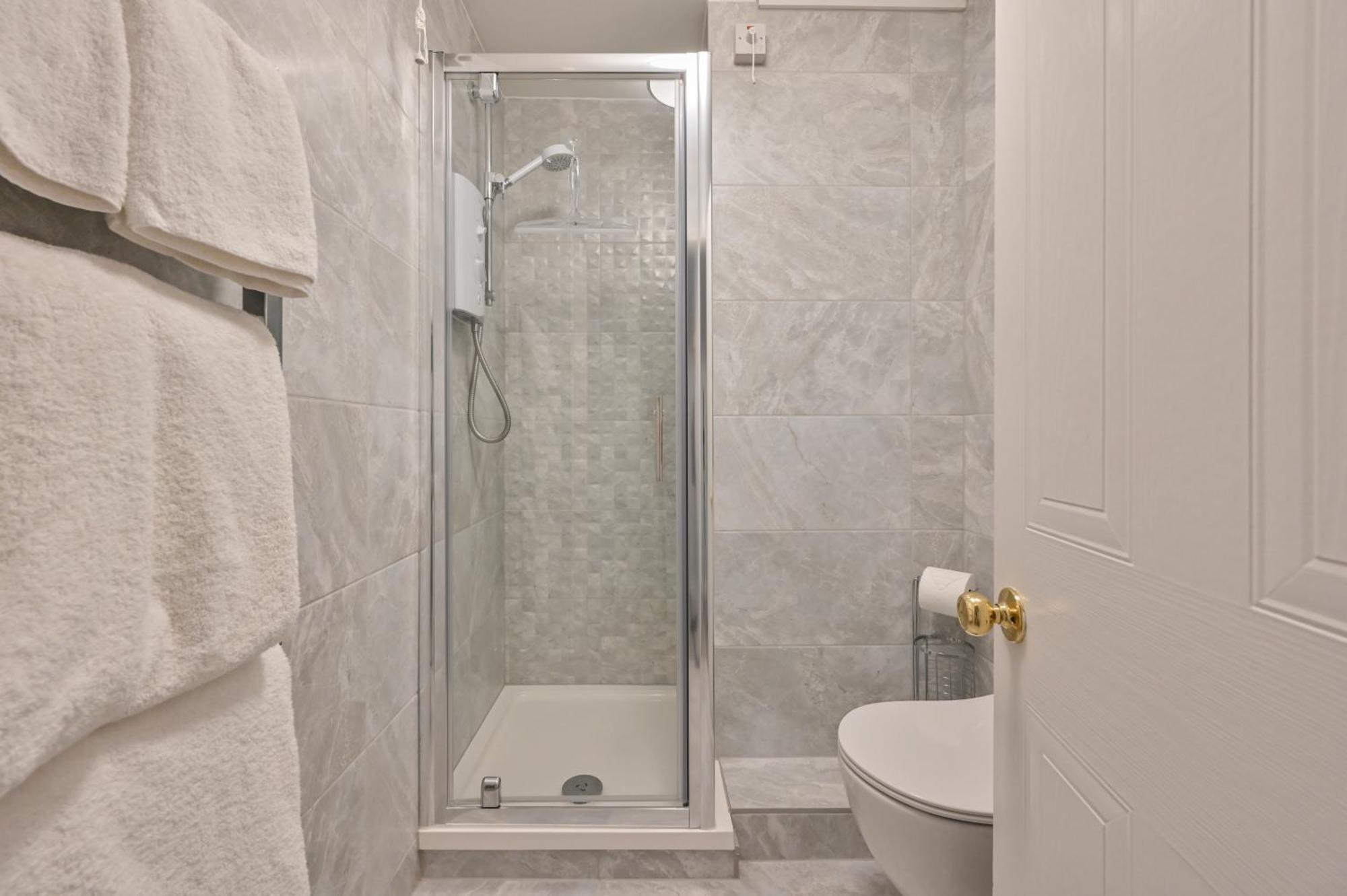 Canford Cliffs Top Floor Sandbanks Apartment With Free Parking Just Minutes From The Beach And Bars מראה חיצוני תמונה