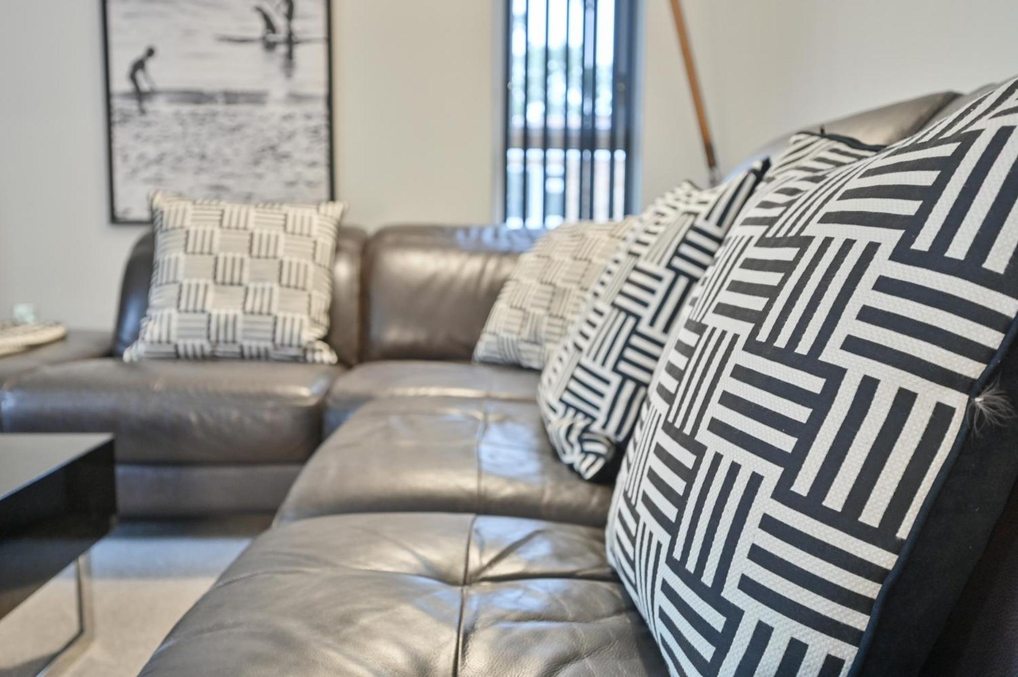Canford Cliffs Top Floor Sandbanks Apartment With Free Parking Just Minutes From The Beach And Bars מראה חיצוני תמונה