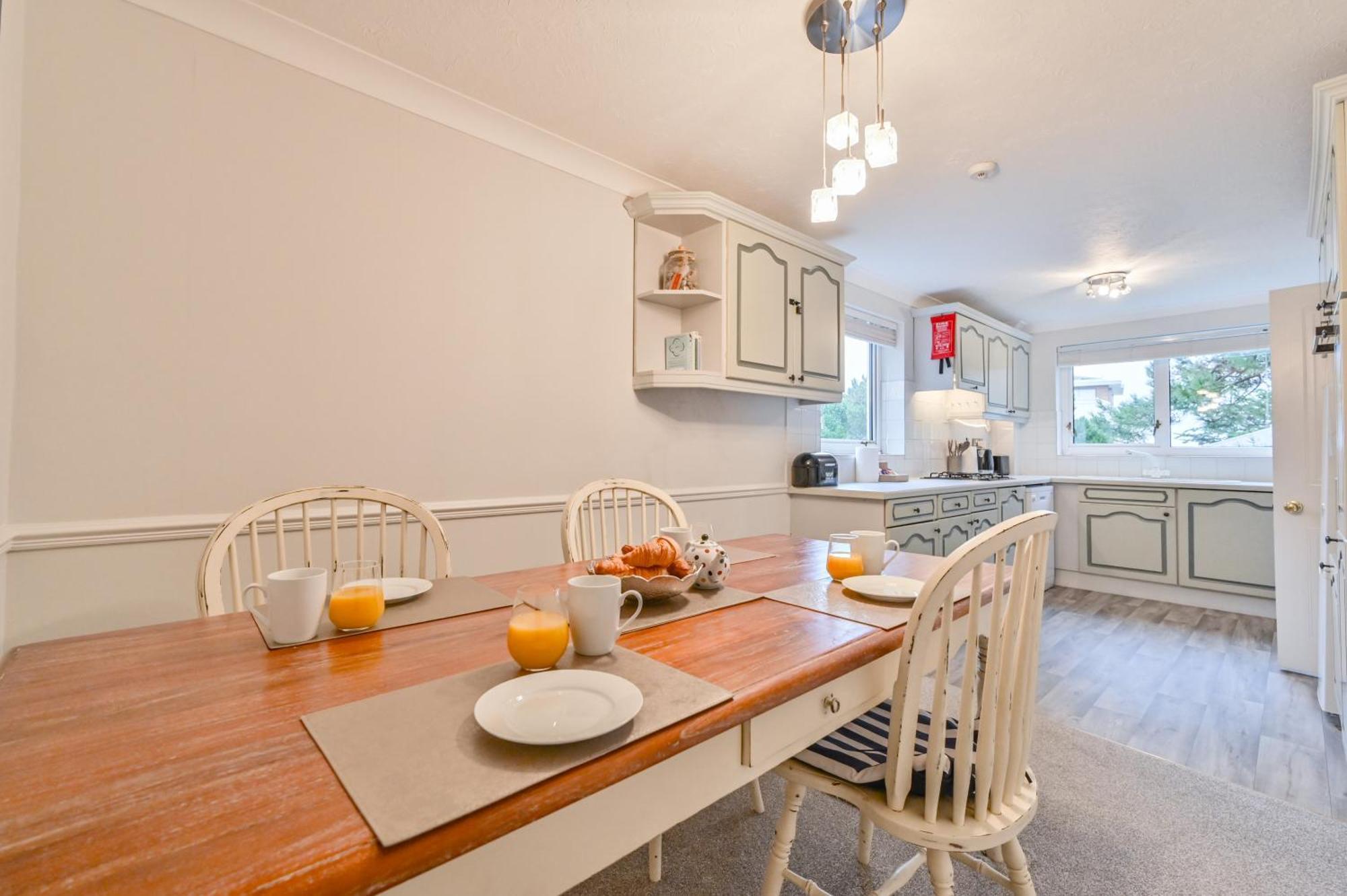 Canford Cliffs Top Floor Sandbanks Apartment With Free Parking Just Minutes From The Beach And Bars מראה חיצוני תמונה